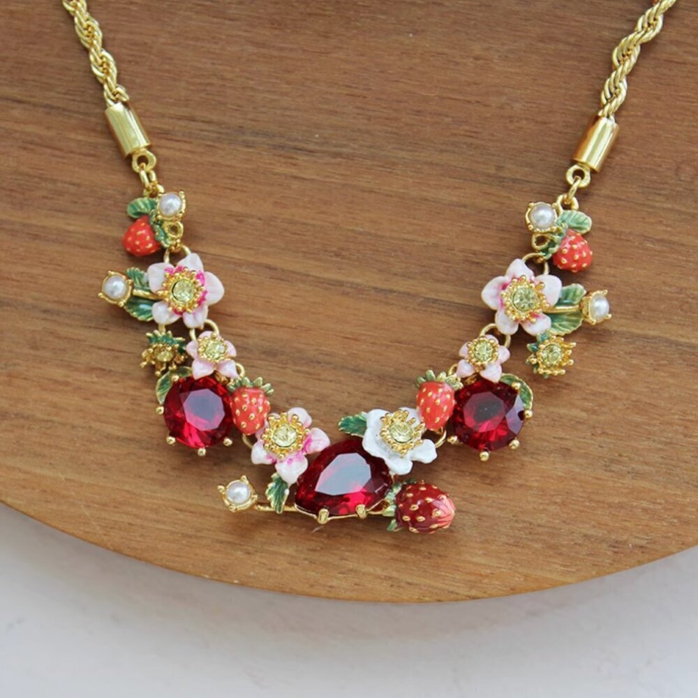 LES NEREIDES Strawberry 🍓 bee 🐝 necklace